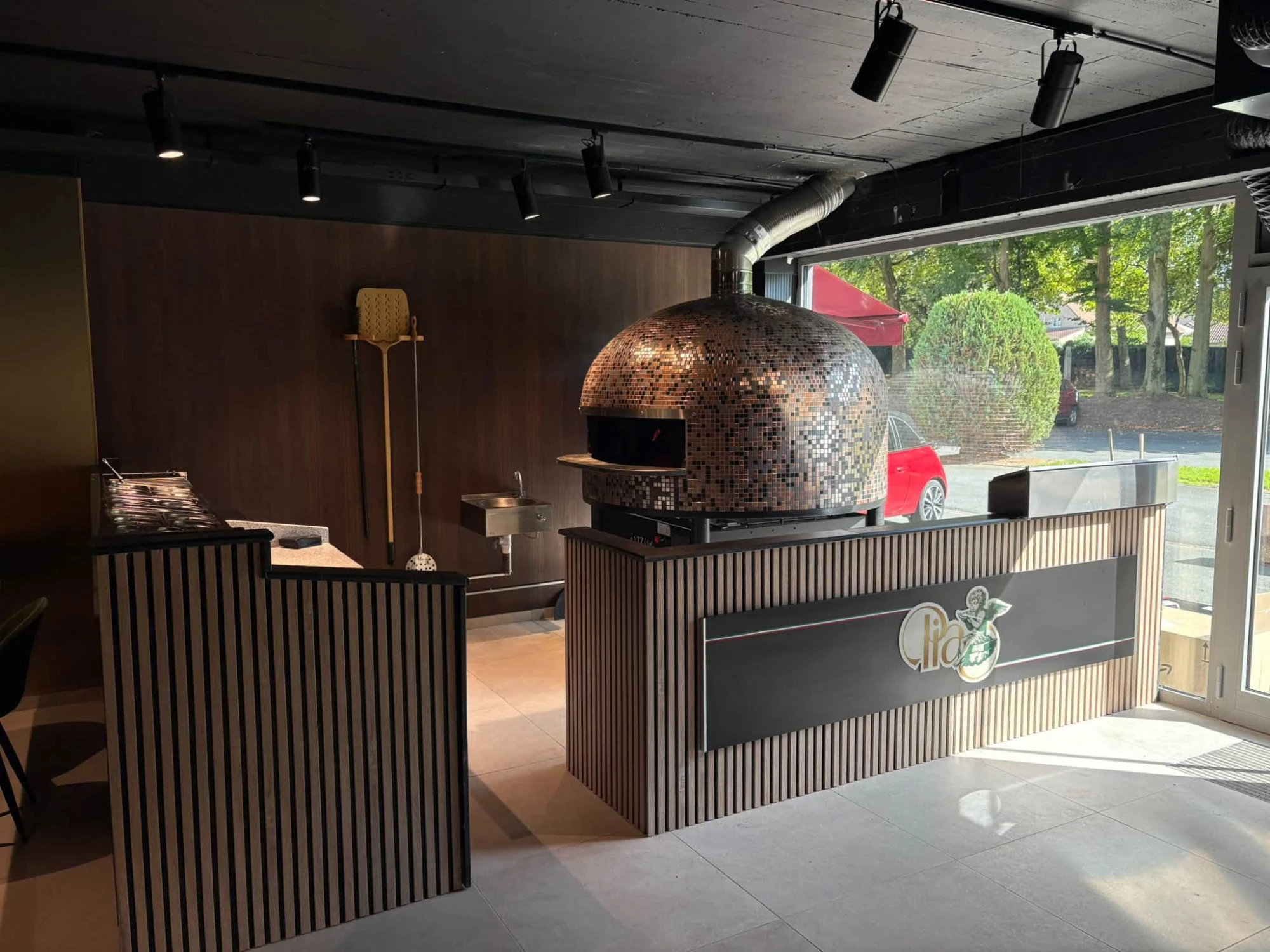 Le four en mosaïque et le comptoir du restaurant